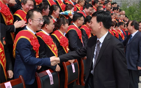 陜西森弗集團(tuán)董事長(zhǎng)金新康榮獲“商洛市勞動(dòng)模范”榮譽(yù)稱號(hào)
