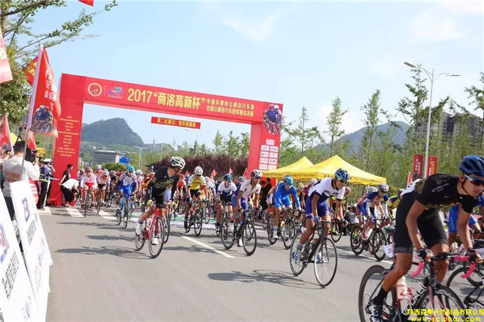 2017中國環(huán)秦賽城市繞圈賽順利舉行，陜西森弗集團(tuán)董事長金新康為獲獎選手頒獎